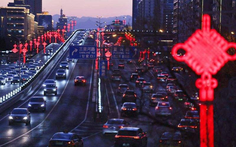 ▲2月6日晚，北京长安街沿线春节景观灯饰全部点亮。新京报记者 李木易 摄