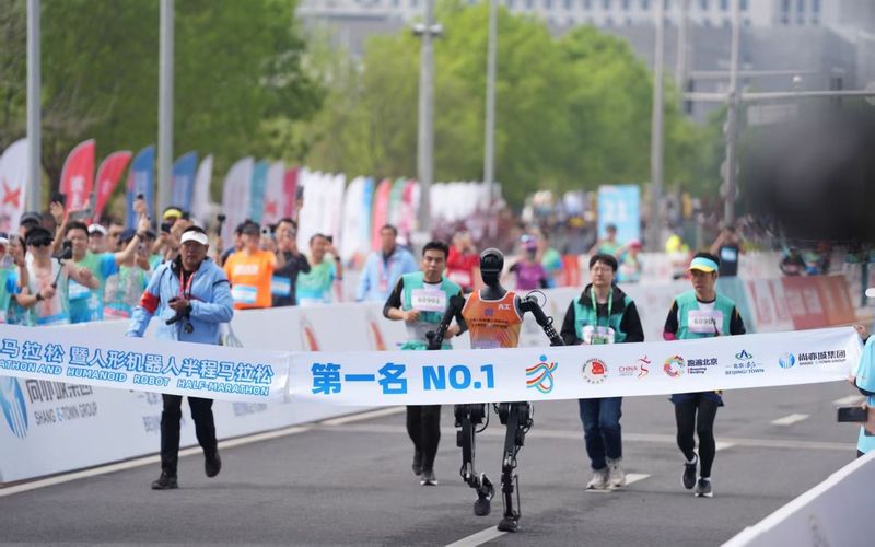 2025年4月19日，人形机器人半程马拉松，天工Ultra首个冲线。新京报记者 李木易 摄