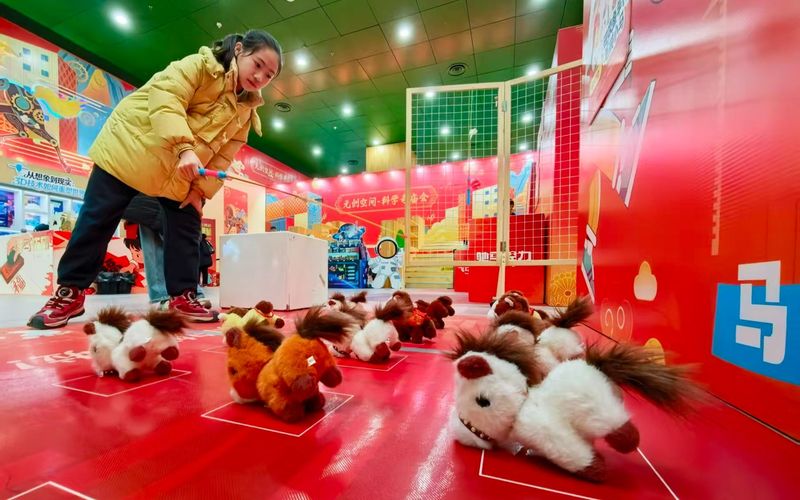 小朋友在玩磁吸钓马游戏。新京报记者 浦峰 摄