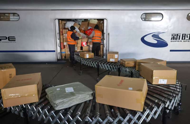 X104次特快货物班列装满了岭南特产、家电和各色年货。新京报记者 王贵彬 摄