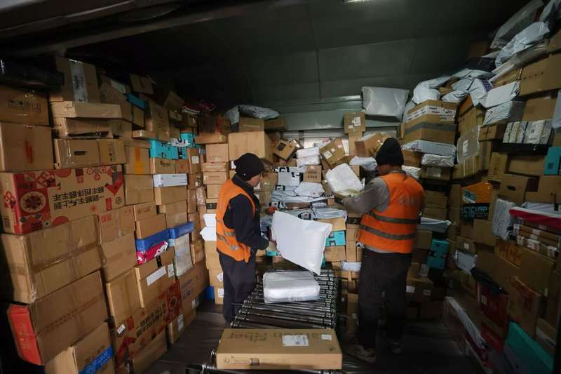 铁路货运工人正在装卸货物。新京报记者 王贵彬 摄