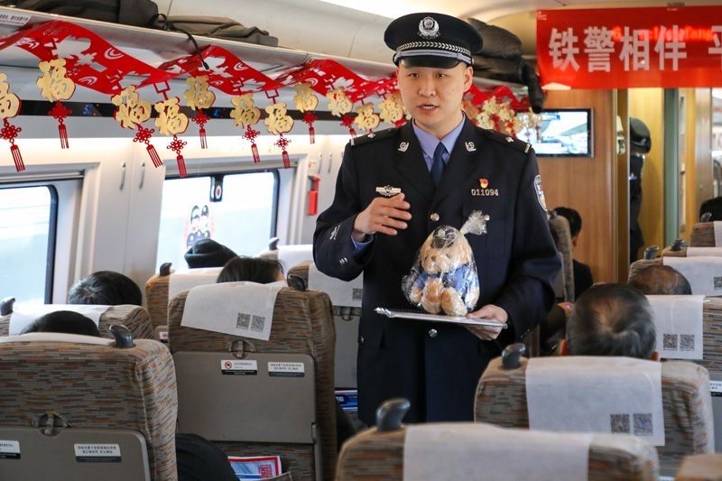 民警在车厢内讲解列车安全知识。北京铁警供图