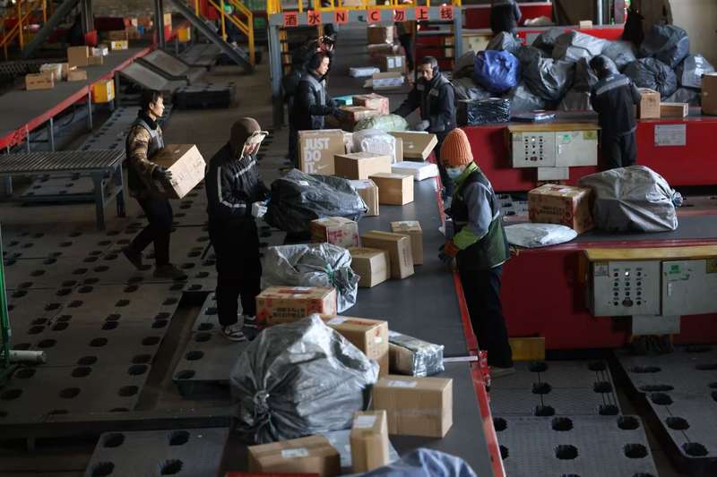 针对春运运输高峰，黄村货场的200余名工作人员24小时轮班作业，运输效率较平时提升30%。新京报记者 王贵彬 摄