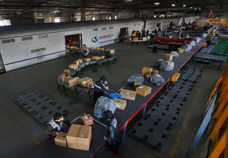 多家快递物流企业的员工正在分拣货物。新京报记者 王贵彬 摄