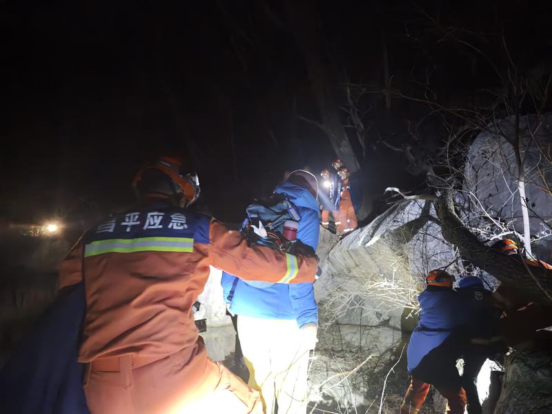 下撤途中，消防员抱着孩子们下山。受访者供图