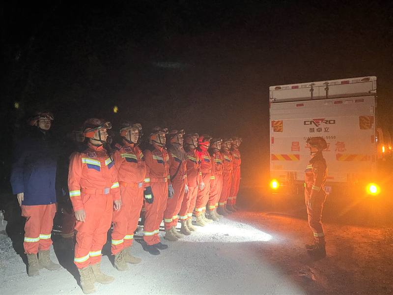 接到报警电话后，昌平森防大队准备出发救援。 受访者供图