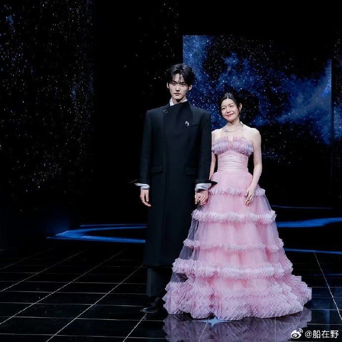 周柯宇和陈妍希在微博之夜具体有哪些甜蜜细节被网友热议?|狙击蝴蝶|镜头|合唱|自然|全程_新浪娱乐_新浪新闻