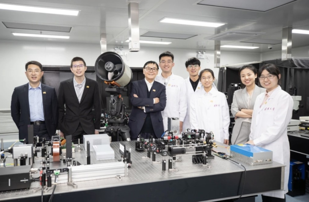 戴琼海院士（左三）团队。图片来源：