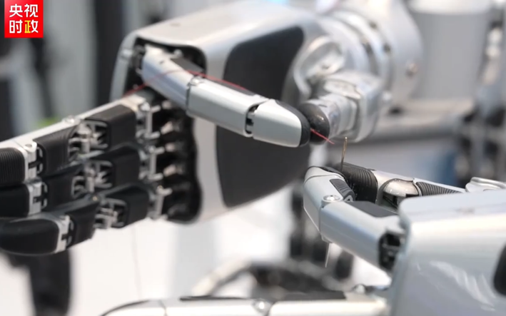 ▲机器人正在展示“穿针引线”。图/央视新闻