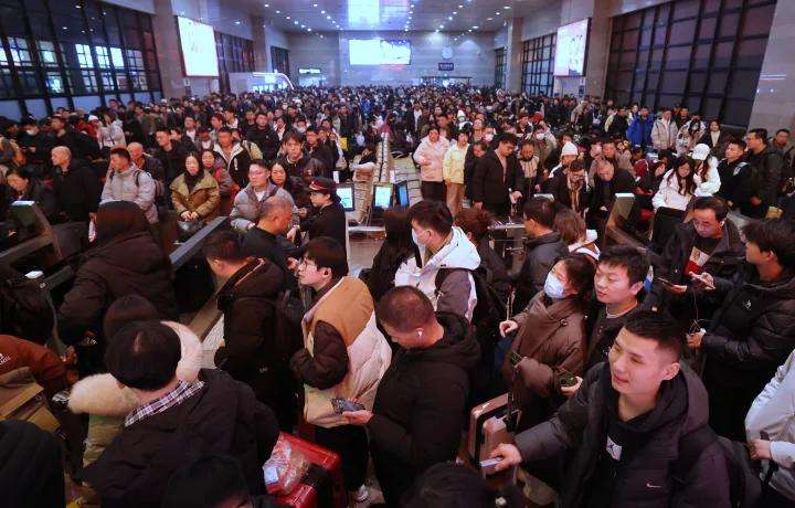 旅客准备乘坐加开的夜间高铁列车。新京报记者 王贵彬 摄