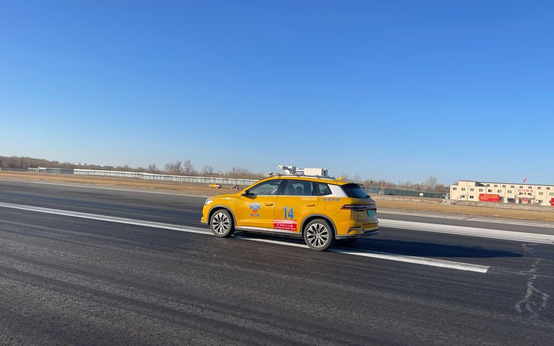 查道员开车在跑道上检查。新京报记者 吴婷婷 摄