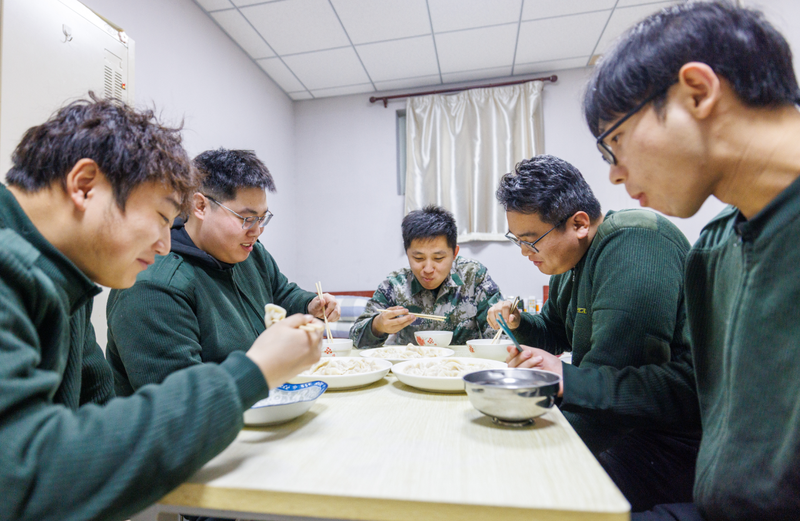 2月9日夜11时，北京南维修工区，厨房特意为即将开展施工作业的工人准备了饺子。