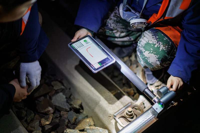 电子仪器上逐渐显示钢轨轮廓。