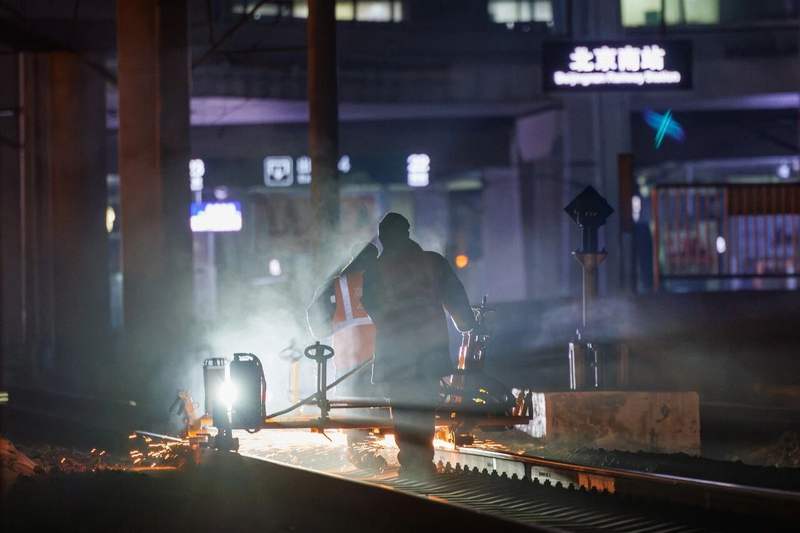 工人们推着打磨机进行作业。