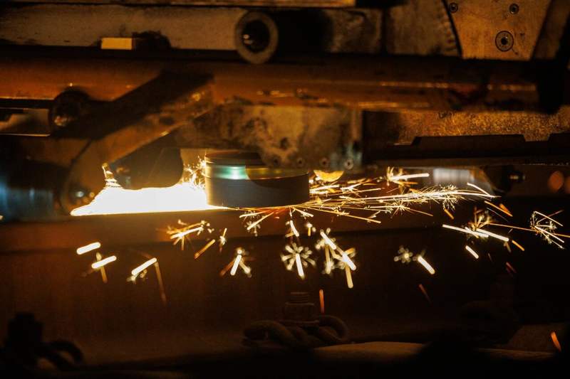 打磨机与铁轨接触点溅起火花。