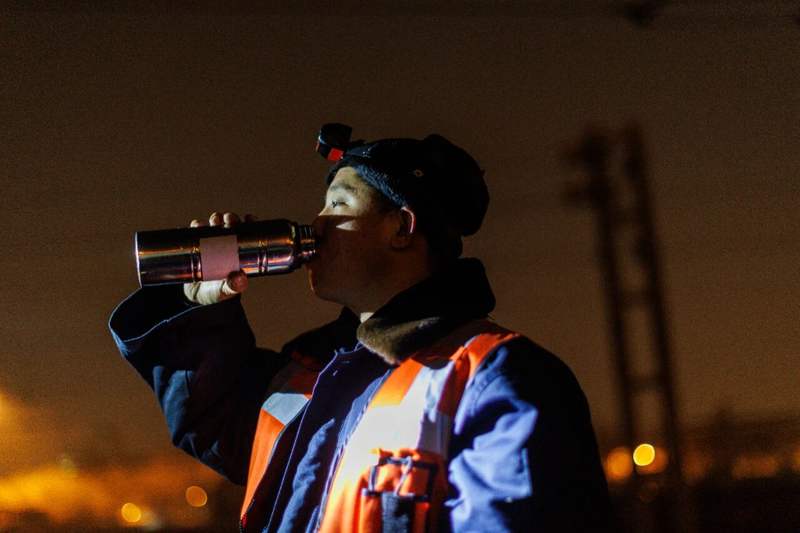 工人休息饮水。