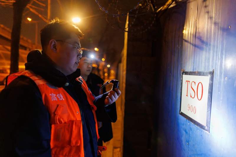 施工作业区外，工人确认作业时间、作业地点、作业内容无误之后，全程记录进门过程。