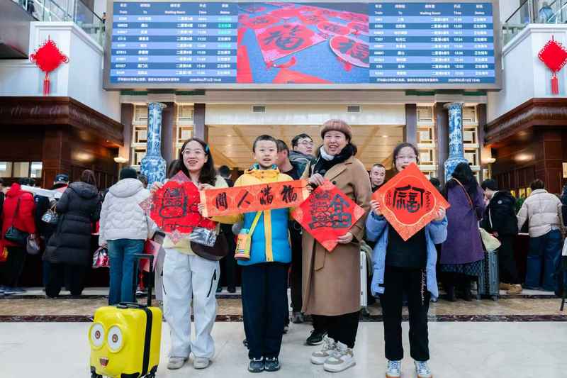 旅客们展示领到的各式“福”字。徐强 摄