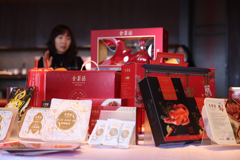 餐饮企业跨界食品赛道，实现了从春节餐饮“餐桌到茶几”的全场景覆盖。新京报记者 李木易 摄