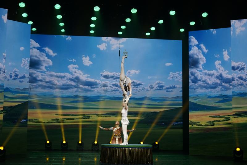 中国杂技团国际金奖作品《天边的光-滚杯》。 新京报记者 滕朝 摄