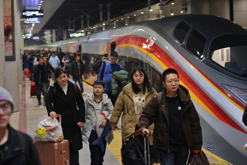 2月11日深夜，北京西站，G4375次夜间高铁列车几乎满员。新京报记者 王贵彬 摄