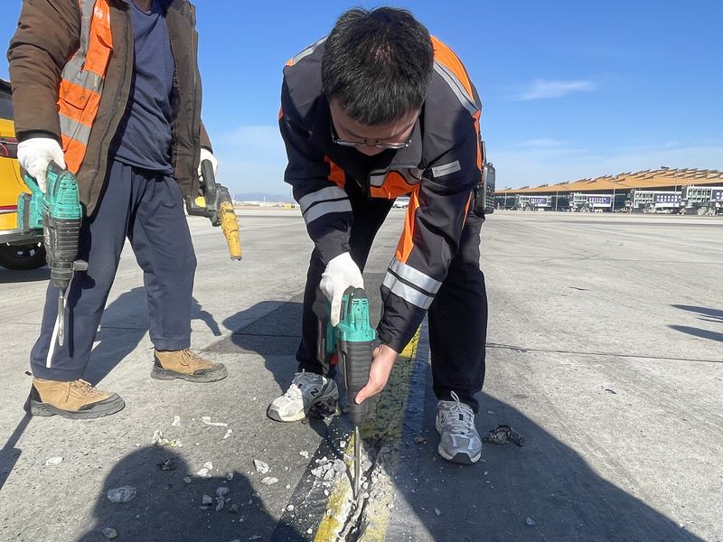 维保人员修补破损道面。新京报记者 吴婷婷 摄