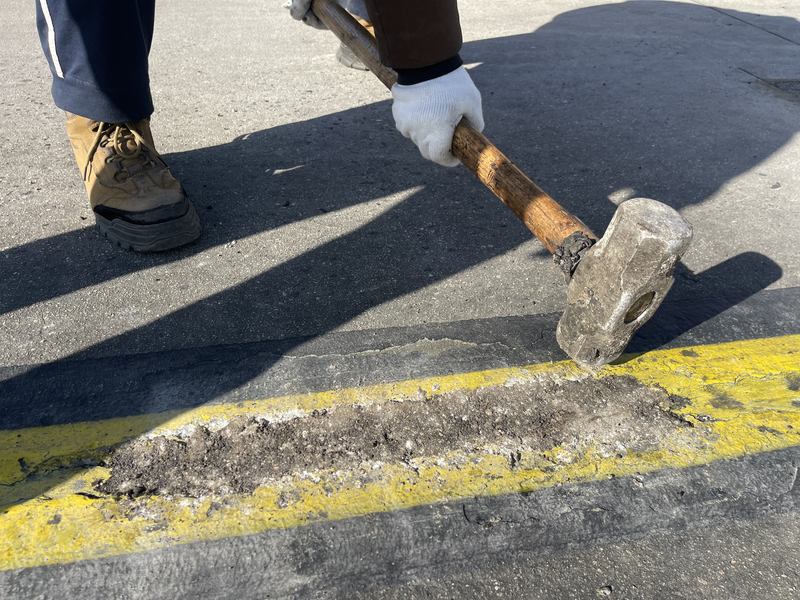 维保人员修补破损道面。新京报记者 吴婷婷 摄