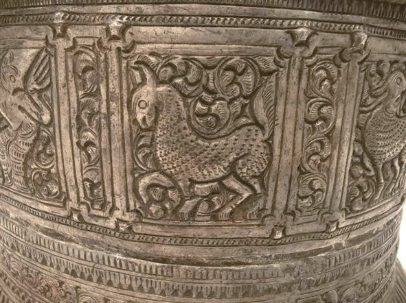 云南傣族银槟榔盒（局部）。《一骑绝尘：博物馆里的生肖马文化》插图