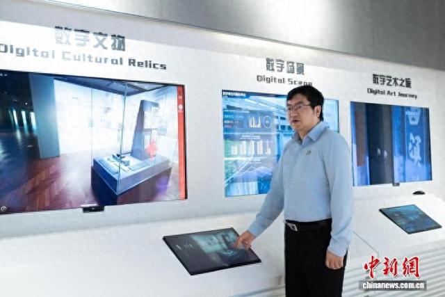 全国人大代表、中国致公党党员、人工智能领域专家崔岩展示AI技术在文物保护方面的作用。受访者 供图