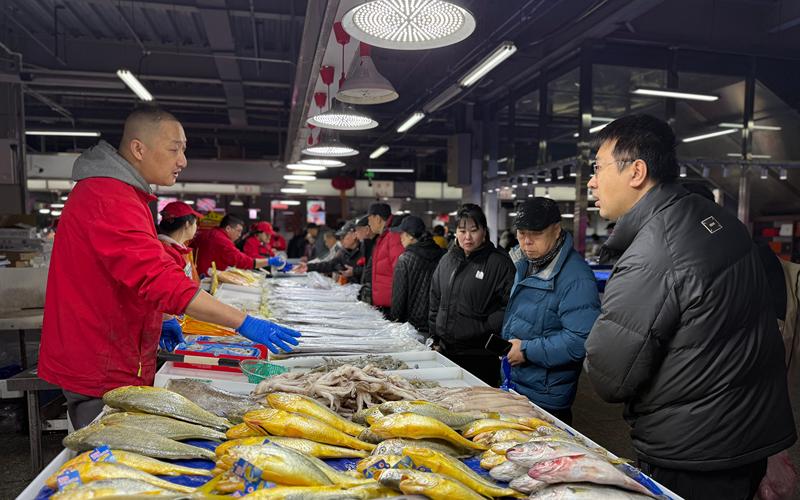新发地综合交易大厅，消费者在水产区购买大黄鱼等水产。 受访者供图