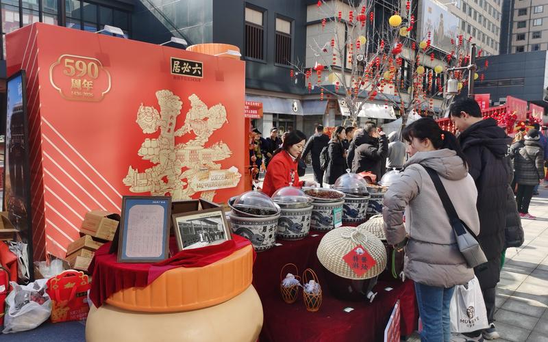北京东城区隆福寺街区市集上，六必居摊位前有顾客在买酱菜。 新京报记者 刘欢 摄