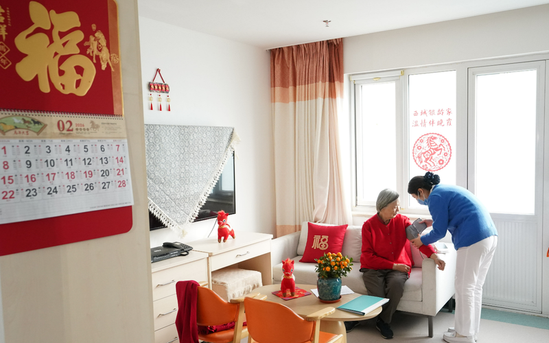 ▲2月10日，银龄老年公寓，工作人员为老人进行健康监测和日常巡诊。新京报记者 李木易 摄