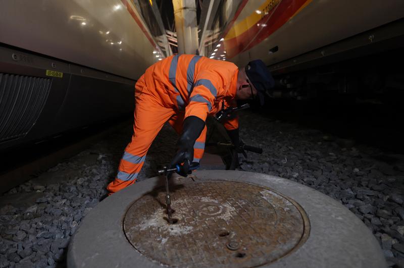 在为列车补水前，需要先用工具将上水点的阀门打开。新京报记者 王贵彬 摄