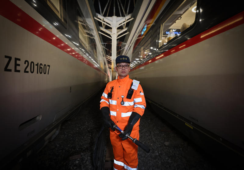 北京西站上水车间的给水组长丁雷。新京报记者 王贵彬 摄