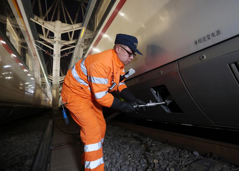 丁雷正在为一列高铁动车组列车上水。新京报记者 王贵彬 摄