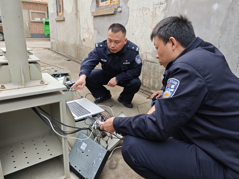 民警在某工地查看设备被篡改情况。上海警方供图