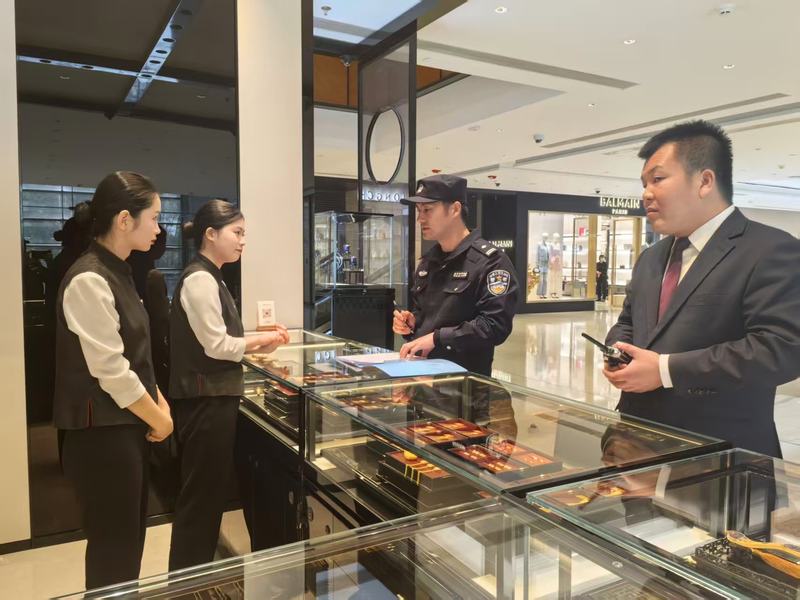 警方督促经营单位落实主体责任，强化安保力量部署。东城公安供图