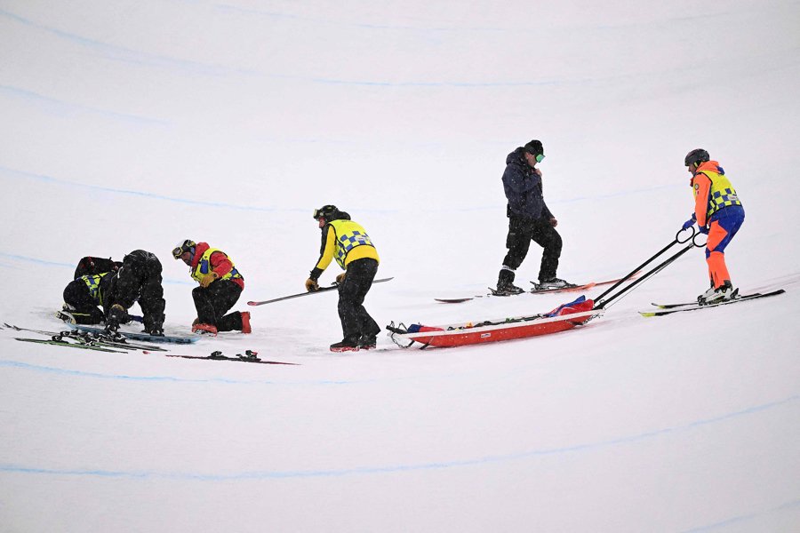 崔佳恩首跳受伤，甚至现场出动了担架雪橇