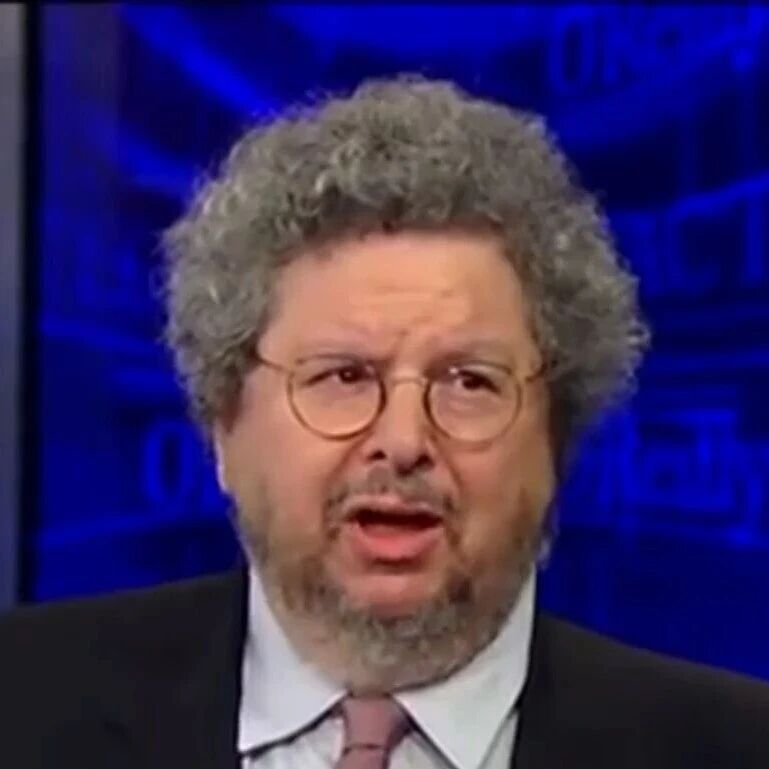 耶鲁教授推荐女学生为爱泼斯坦工作被停课，称其是 “身材娇小、长相漂亮的金发女孩”