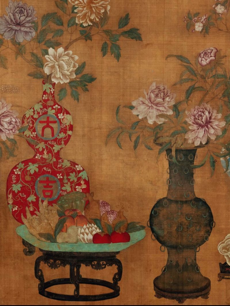 清代《岁朝清供图》，描绘岁朝摆放的清供与吉祥器物，寓意新春清吉。