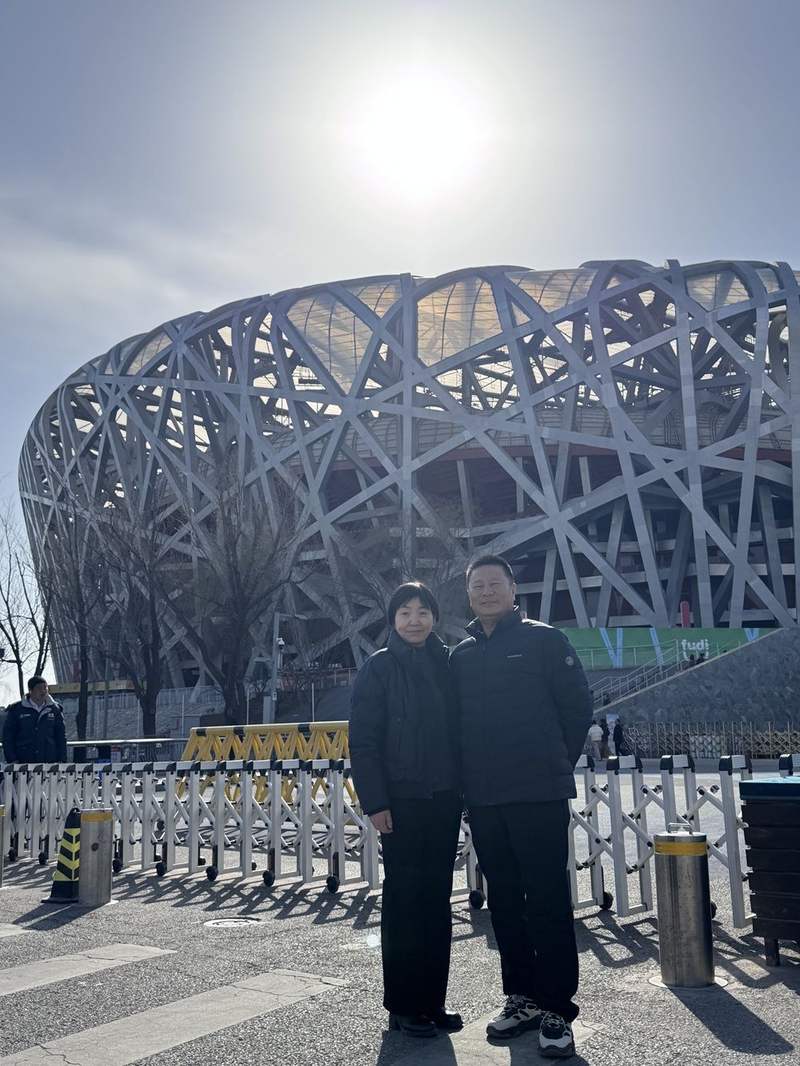 杨怀玉的父母在鸟巢合影。受访者供图
