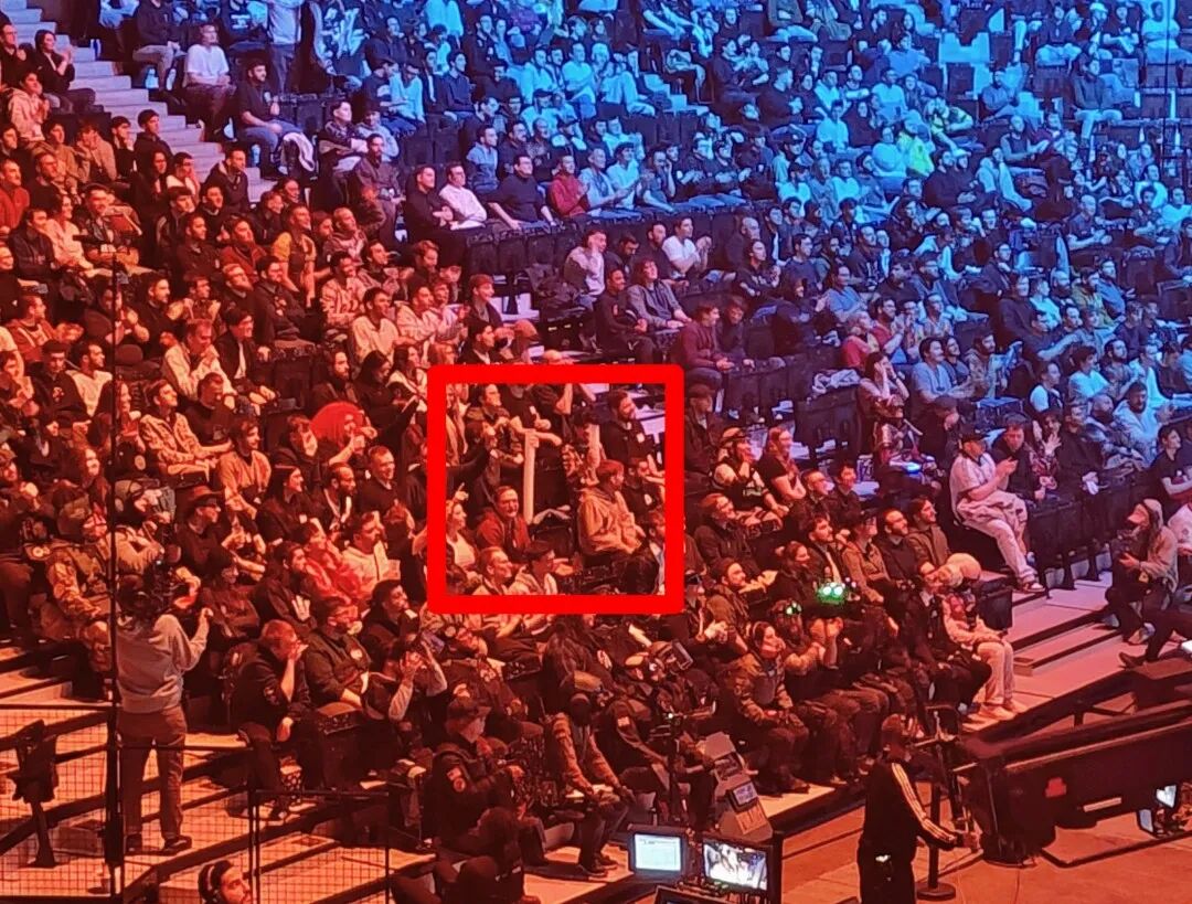 眼见杯子摞得越来越高