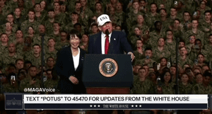 2025年10月特朗普访日，在横须贺美军基地当他叫到高市早苗的名字时，她举起手跳了起来。