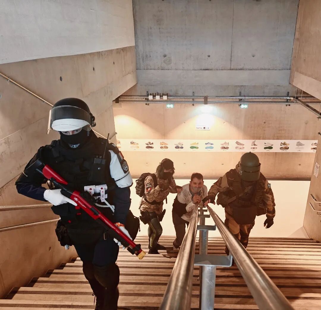 正在护送人质(存疑)的彩六小队