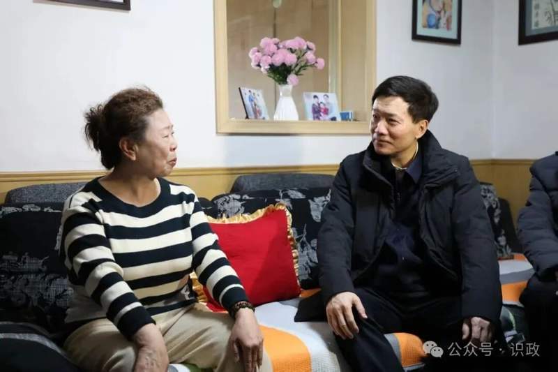 看望慰问生活困难党员白小燕