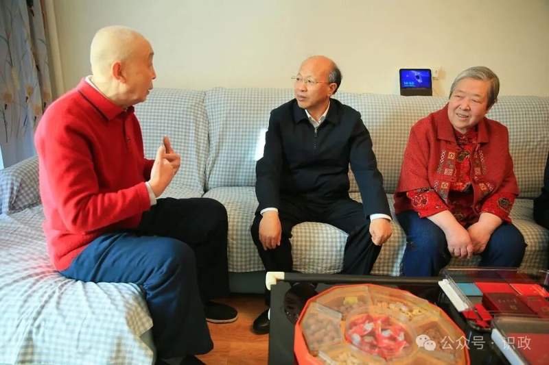 看望慰问生活困难党员蔡志泉