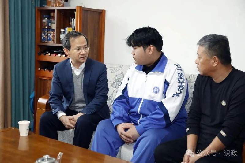 看望慰问烈士尹春燕、蔡永章的亲属