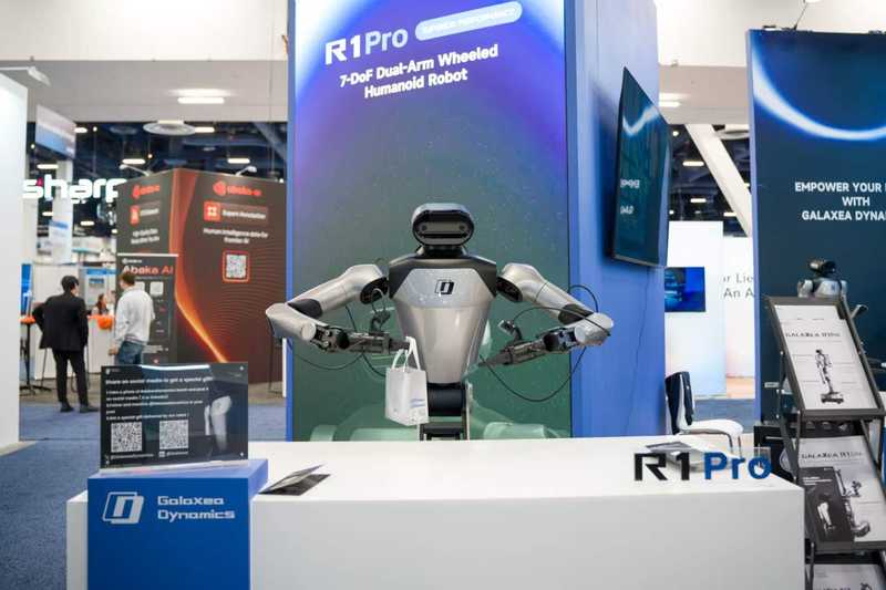 星海图仿人形轮式双臂机器人R1 Pro。受访者供图