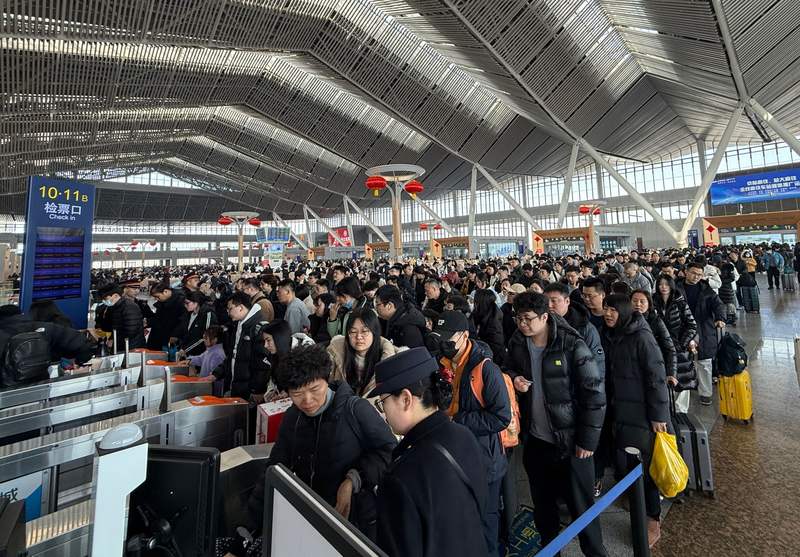 旅客们排队检票乘车。新京报记者 王贵彬 摄