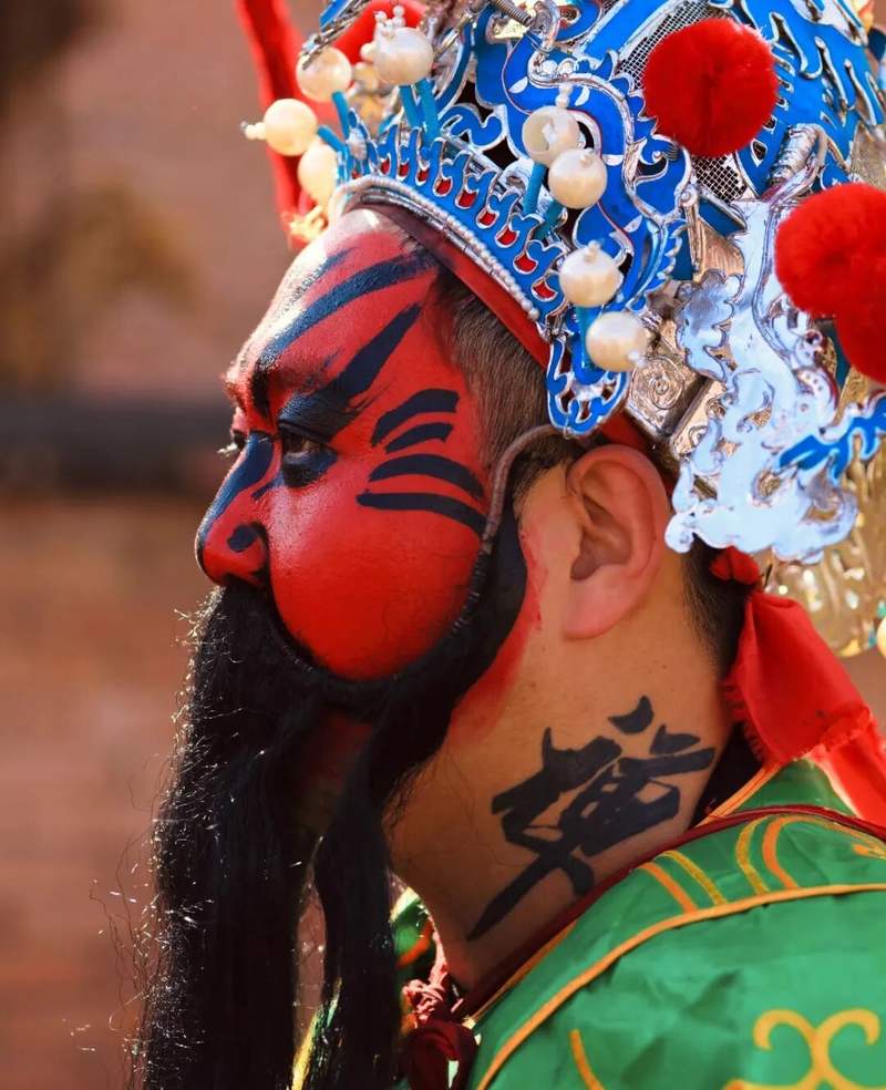 社火表演中的关老爷，缓山 摄。